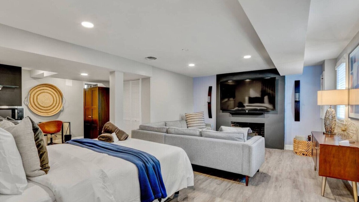 Washington House | Stately Studio Apartment