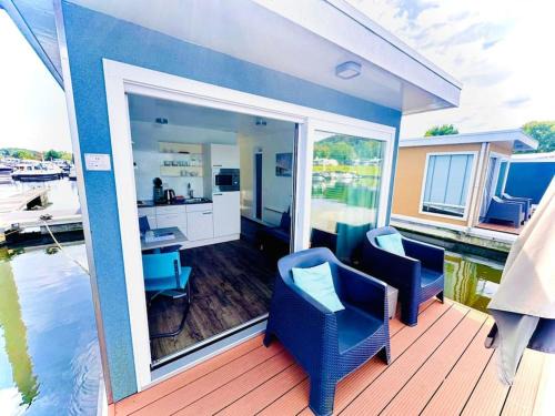 Heugum House | 'Statia' Cozy & Romantic Houseboat in Maastricht