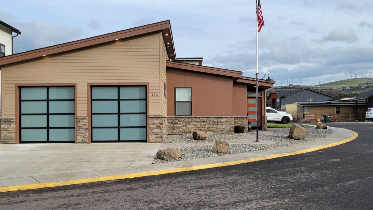 The Dalles House | Station 19 is a charming new 3-bedroom home with AC and WiFi in The Dalles