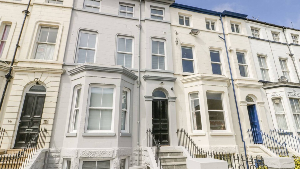 Scarborough City Centre Cottage | STATION HOUSE, family friendly, with hot tub in Scarborough