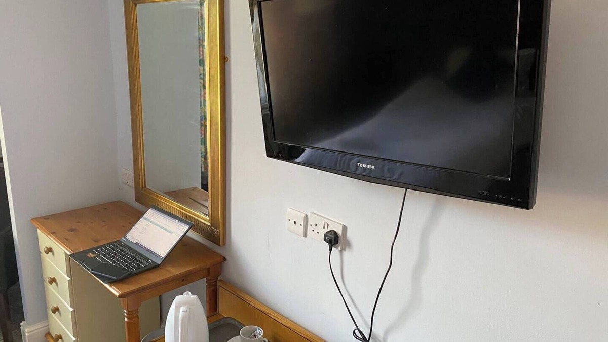 Beeston Hotel | Station Road - Contemporary 1bedroom Flat with 2 single bed & ensuite bath