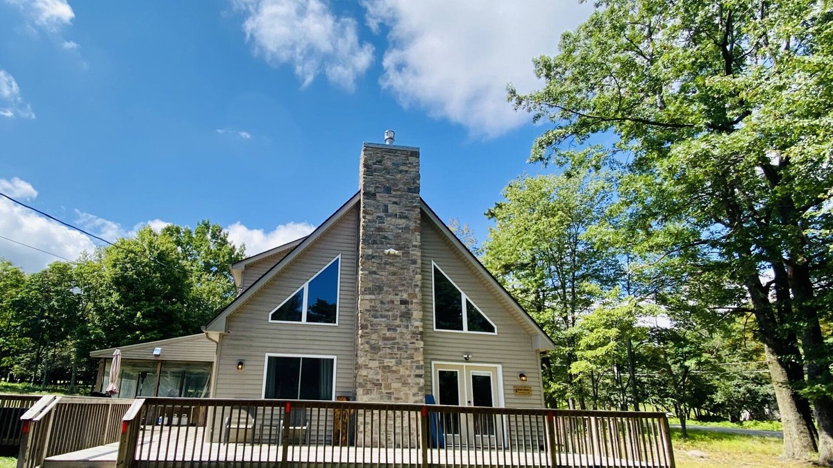 Albrightsville Cabin | Stay 3+ Nights-Get 1 Free, Poconos, Hot Tub, Sauna, Basketball, Playground, Lake