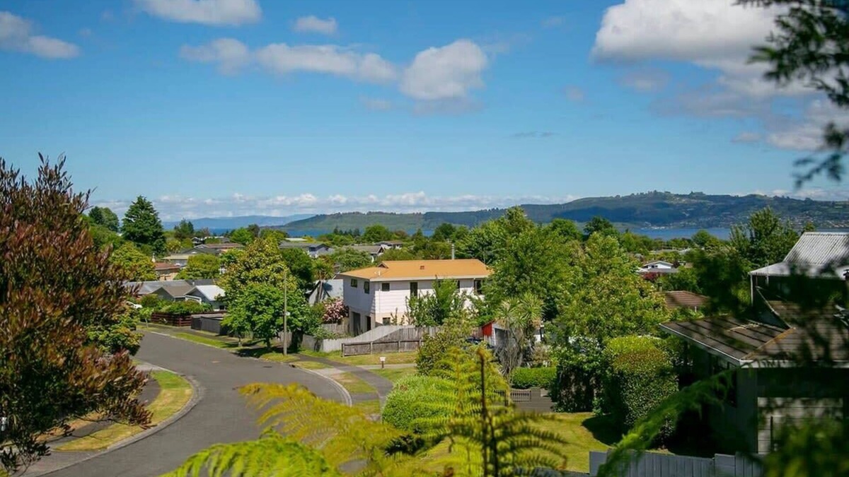 Richmond Heights House | Stay 3 nights pay for 2 *Ts & Cs apply