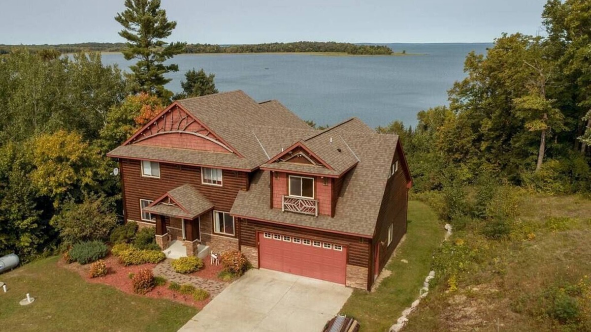 Walker House | Stay 4 for 3! Spacious Leech Lake Home on 2 Acres, Boat Lift, Swim