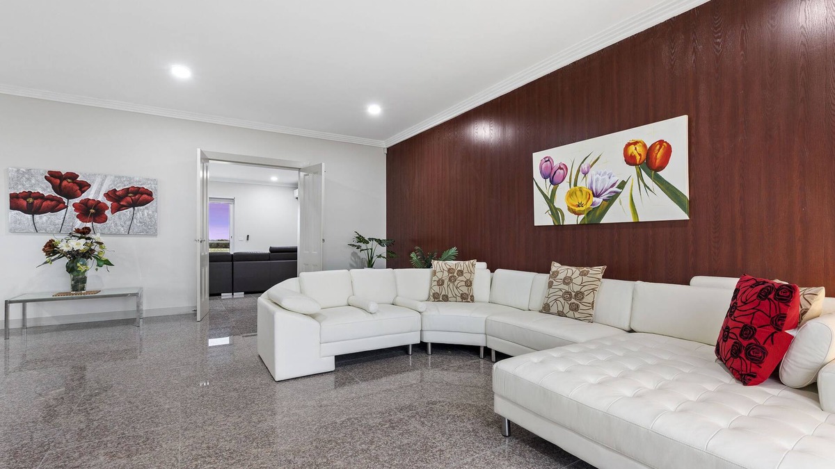 Bulla House | STAY 4, PAY 3 is a great reason to stay @ Loemans Lodge near Airport, Sleeps 10