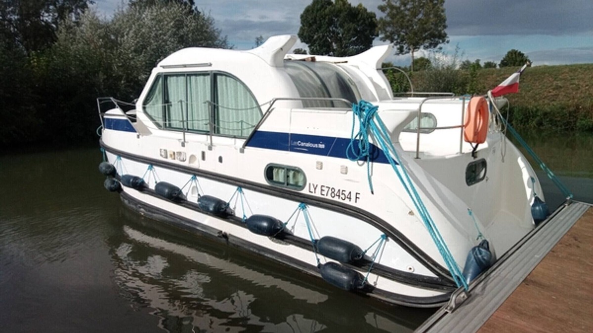 Pontailler-sur-Saone Boat Rental | Stay Afloat: Cozy Boat Rental on the Saône in Scenic Burgundy
