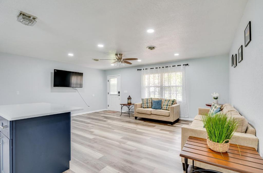 Belleview House | Stay and Play in Belleview Welcoming Home with Yard
