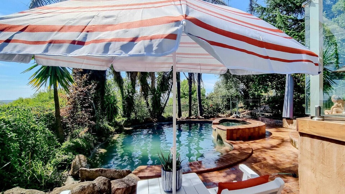 Turvey Park House | Stay at Beauty Point Wagga 4BDR 2BA w Pool and Views