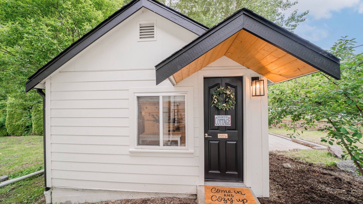 North Rose Hill Cottage | Stay at Lake Forbes Cottage, Your Home Away from Home