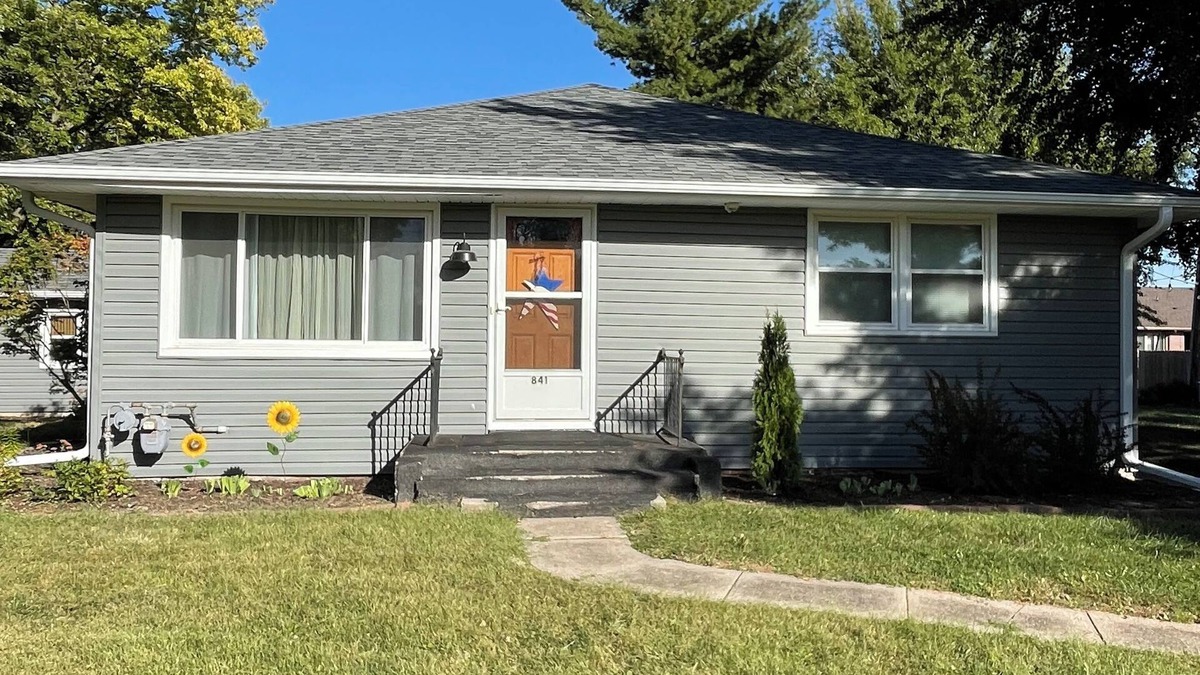 North Bend House | Stay At Mulberry Street in North Bend for a small-town family retreat.