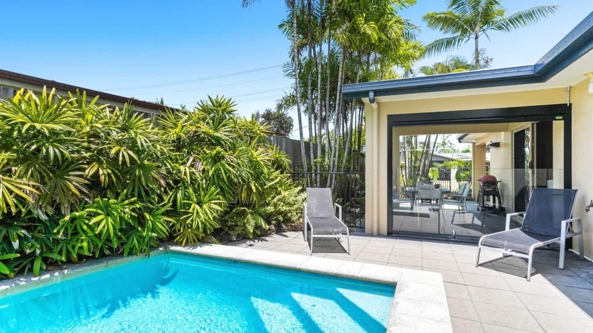 Kewarra Beach House | Stay at the Albatross- Tropical Beachside Escape | Cosy 2BR Apartment | Pool Access