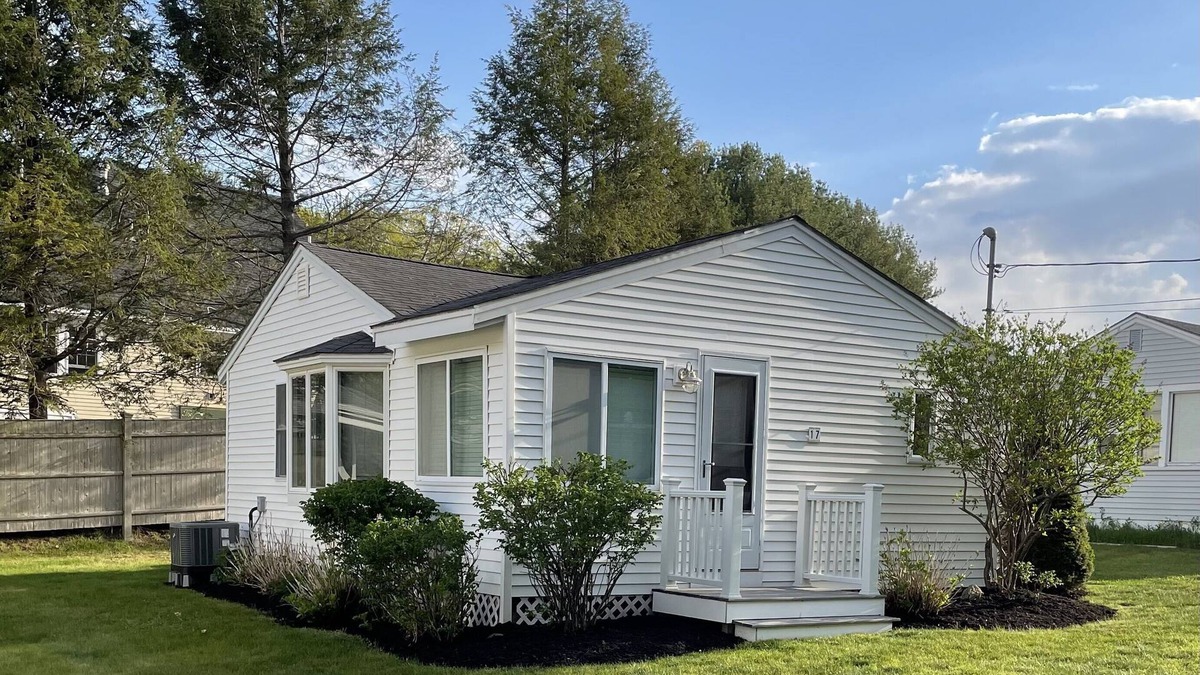 Ogunquit House | Stay at The Salt Life! Pristine, Quintessential Maine Sleeps 4-6 Walk To Beach
