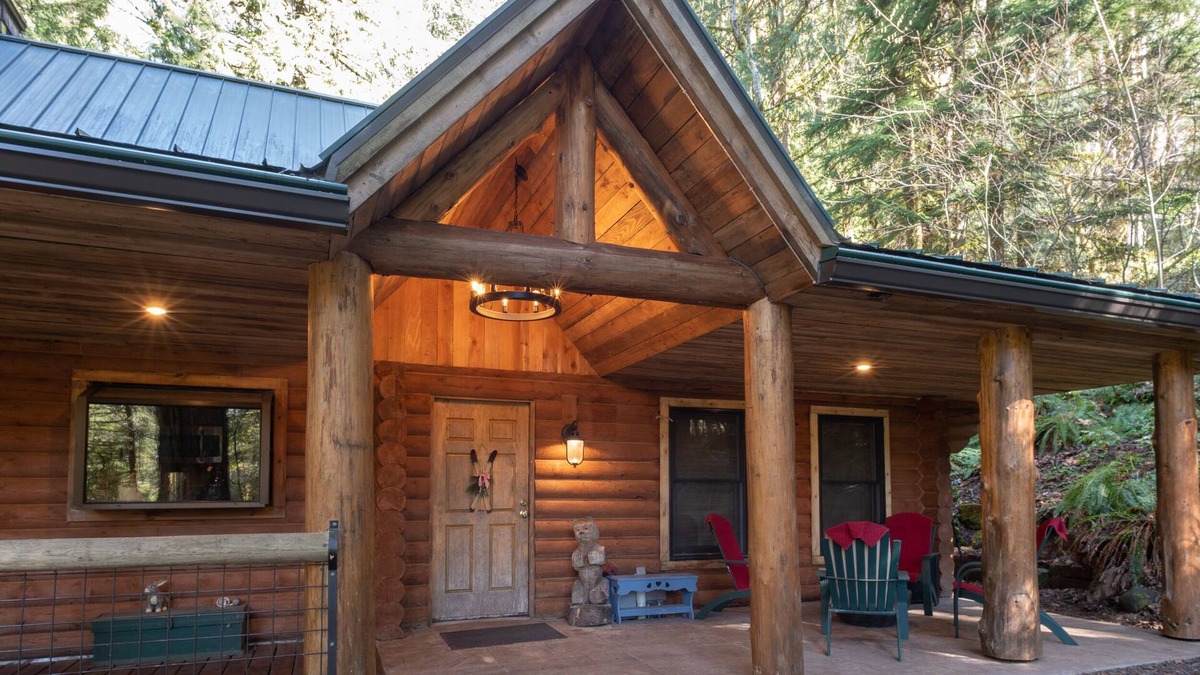 Mount Hood Village Cabin | Stay before 9/22 get 3rd night FREE!Hot-tub, secluded, pet friendly