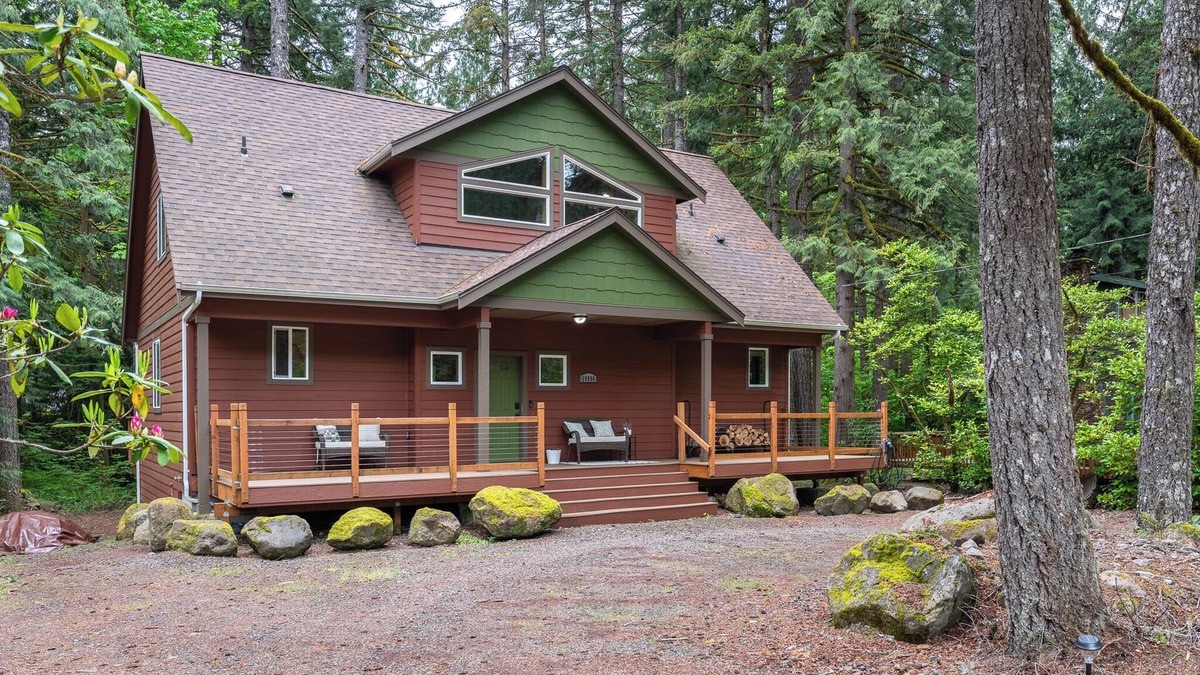 Zigzag Ski Chalet | Stay before 9/22 get the 3RD night FREE!Hot tub,EVcharger, Creek,