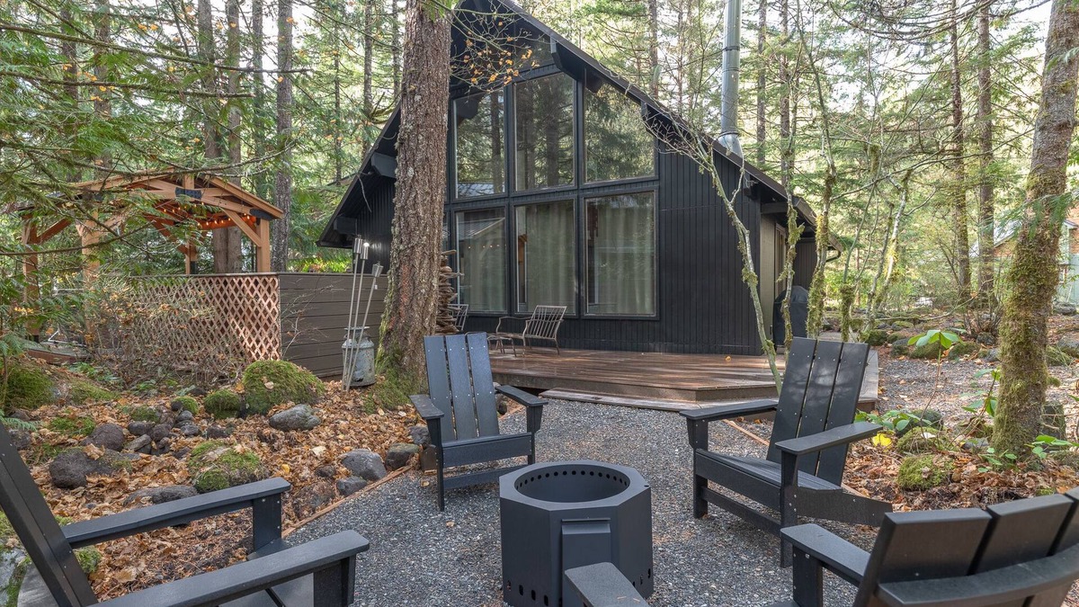 Rhododendron Cabin | Stay before 9/28 get the 3RD night FREE!Hot tub, cabin feel