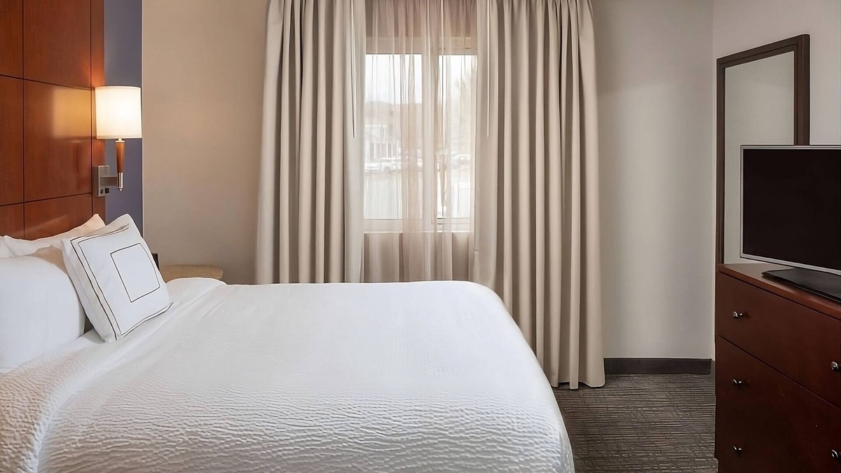 Brentwood Hotel | Stay Close to Downtown Nashville! 2 Suites with Free Breakfast & Pet Friendly