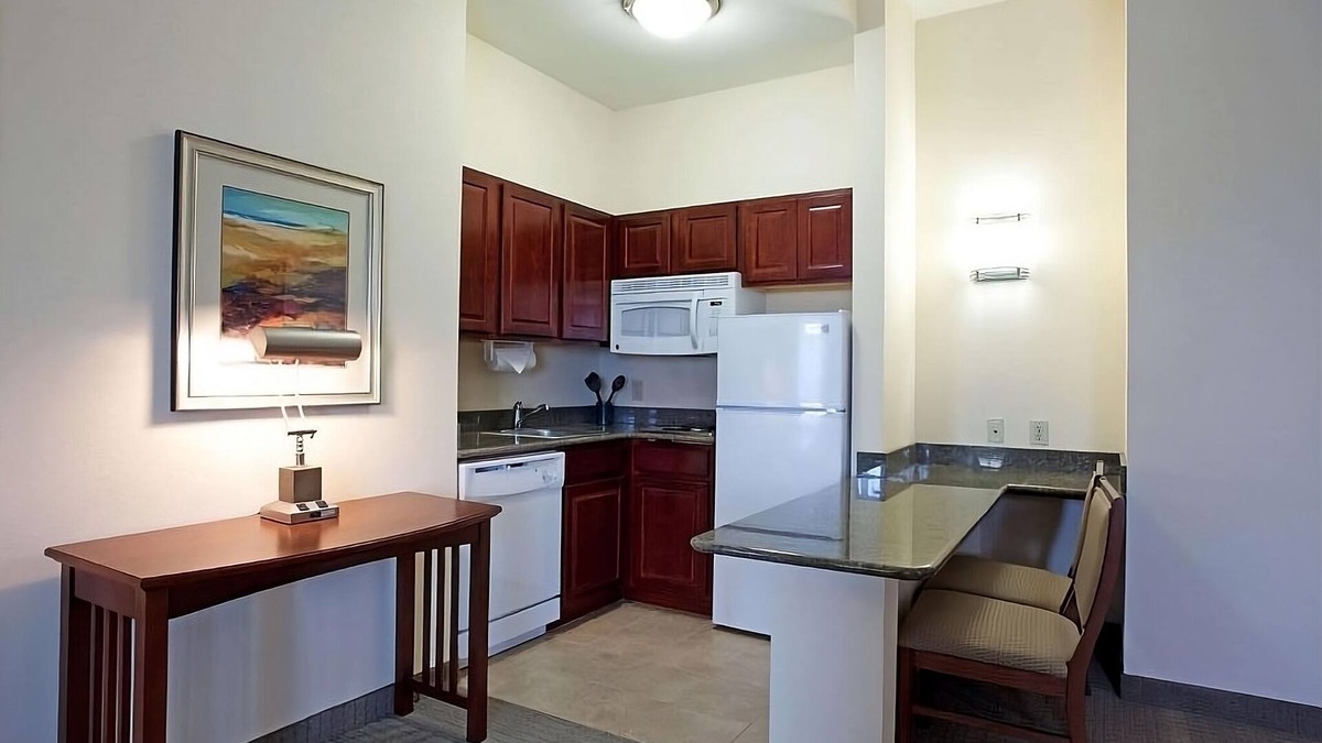 Highlands - Perkins Hotel | Stay Close to LSU Engineering Quad! 2 Units with Free Breakfast & Parking! Pool!