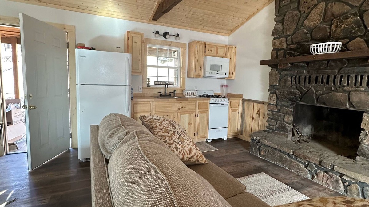 Bruno Cabin | Stay comfortable for 6 in the beauty of the Ozarks and the heart of adventures