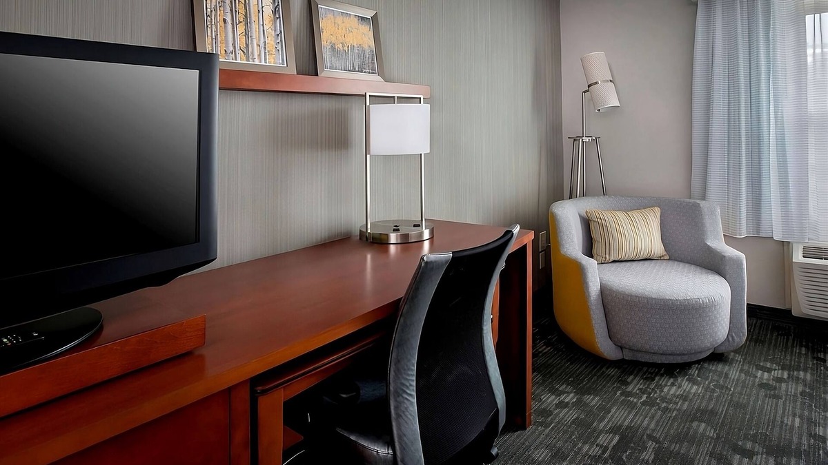 Tinton Falls Hotel | Stay Connected & Explore the Jersey Shore Region with Parking & Swimming Pool!