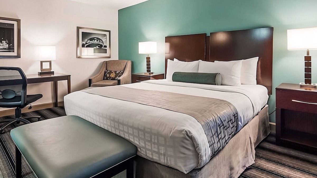 Downtown Chicago Hotel | Stay Cool w/Rooftop Deck & Fitness Room Near Chicago Riverwalk