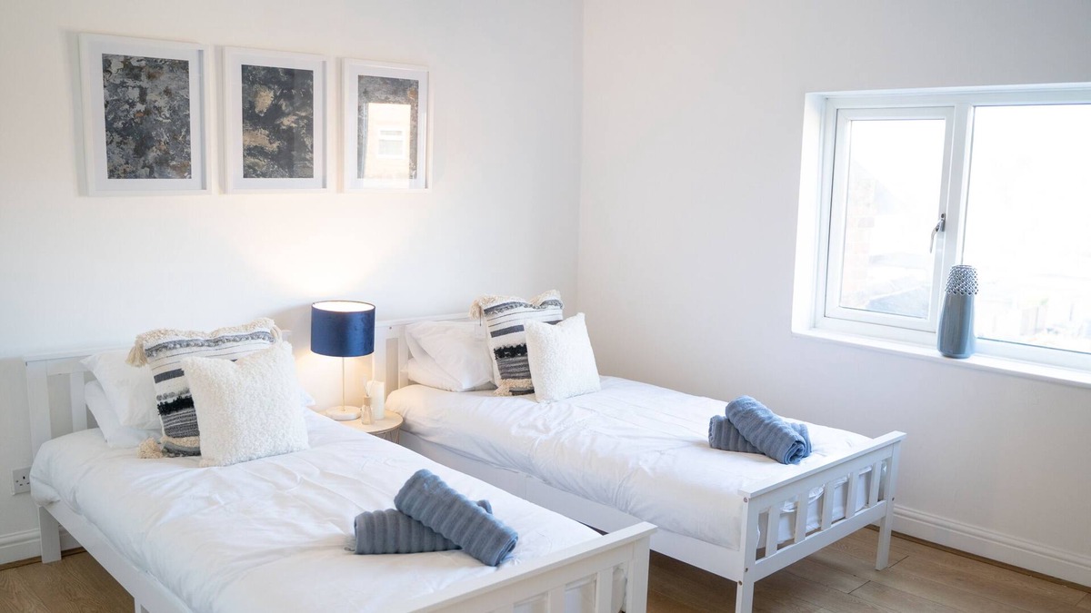 Tamworth House | Stay @ Cross Street Tamworth - 3 Bedroom House