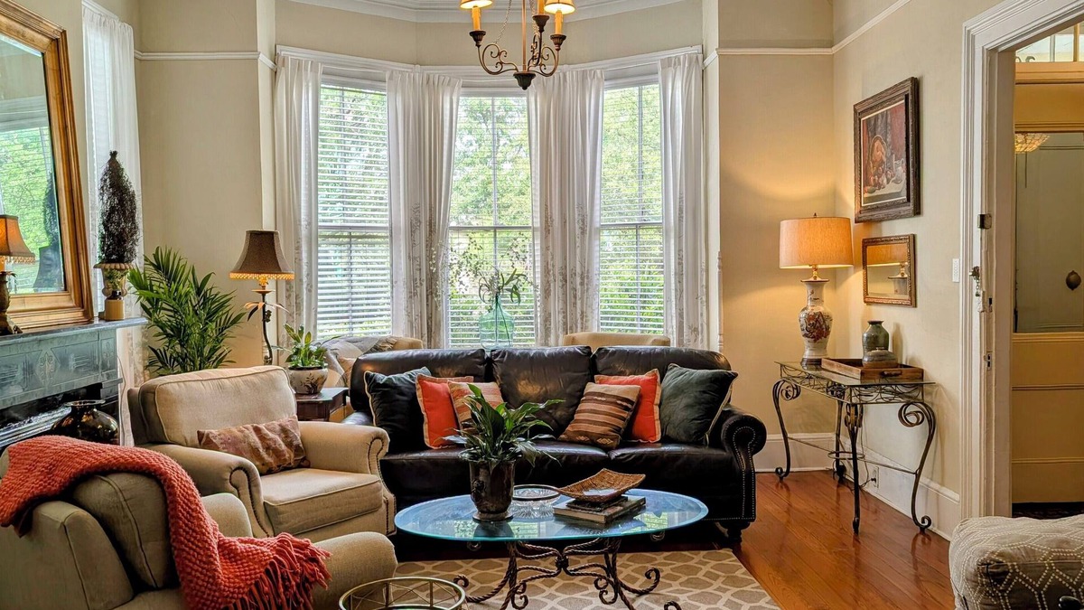 Historic Downtown Savannah House | Stay Downtown at "The Clara" : Antiques, Charm & Room for Everyone with Parking!