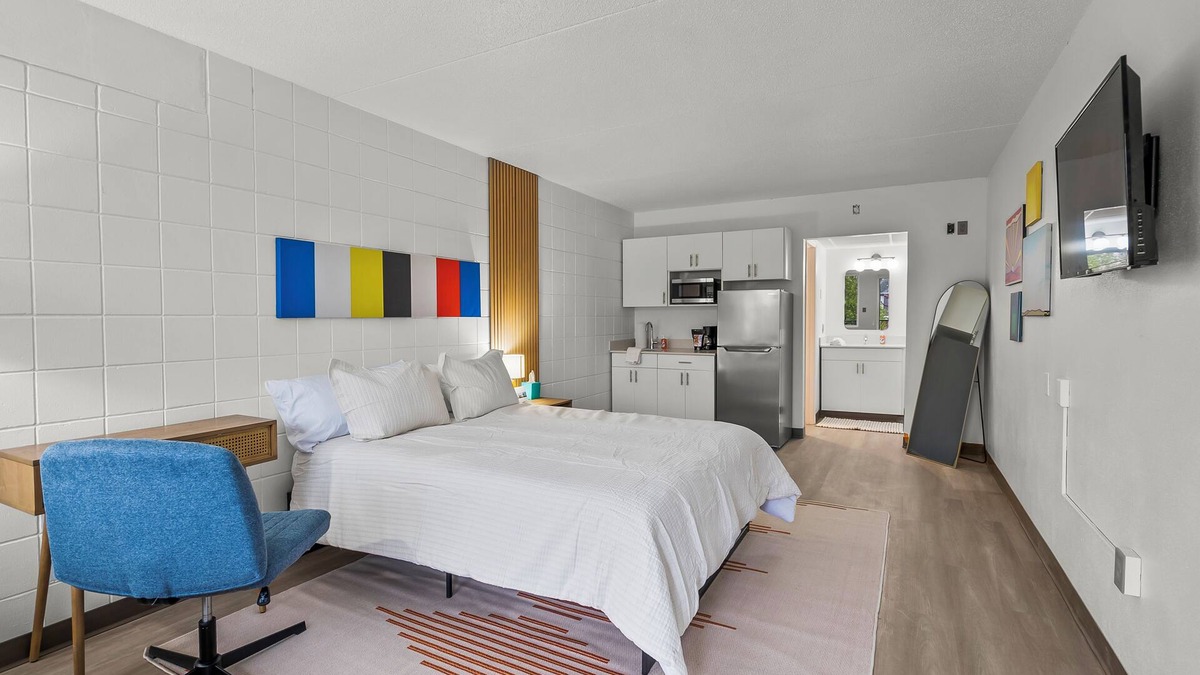 Cedar Falls Apartment | Stay Downtown, Free Gated Parking, Renovated Studio! 523