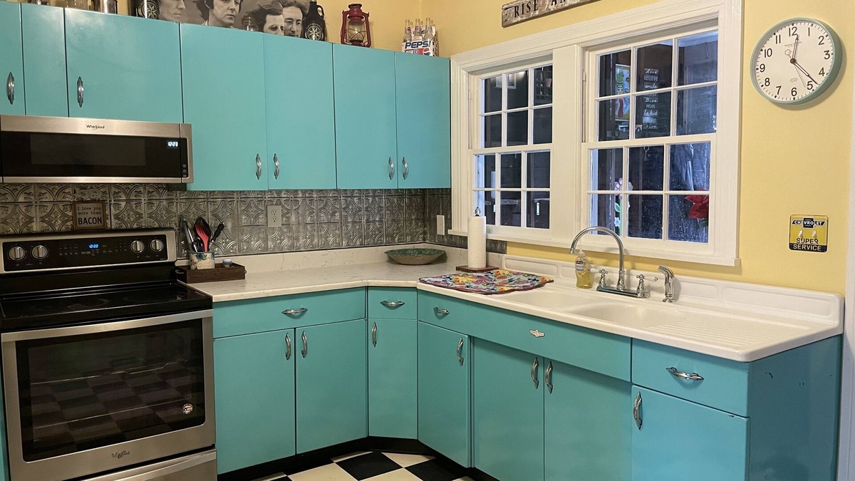 Bardstown Apartment | Stay downtown within walking distance of restaurants, shopping, and breweries!