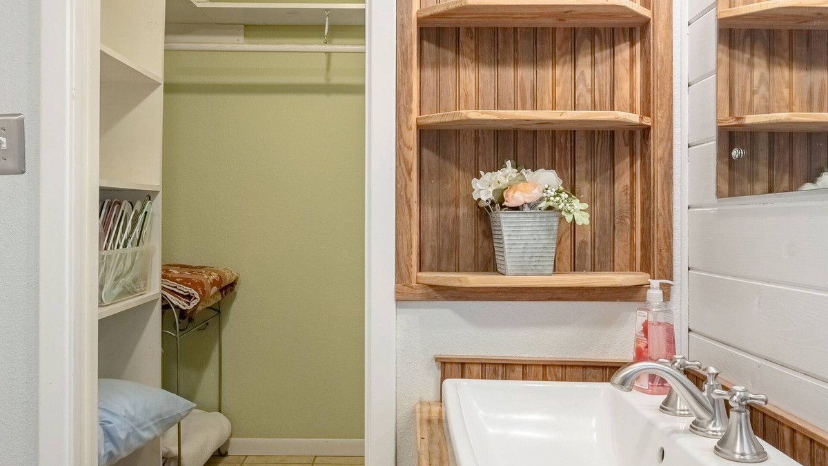 Carmine Cottage | Stay Eat Shop & Antiques. 10 min to Roundtop 5 min to La Bahia & local Wineries.