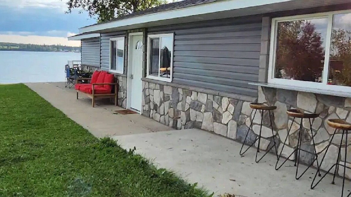 Central Alberta House | Stay for a while & live the lake front life-style!n