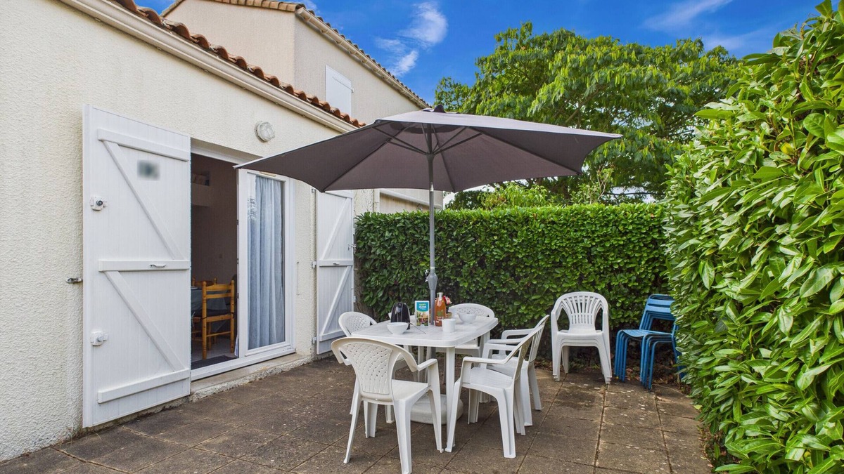 Saint-Vincent-sur-Jard Ski Chalet | Stay for 5 with shared pool, terrace