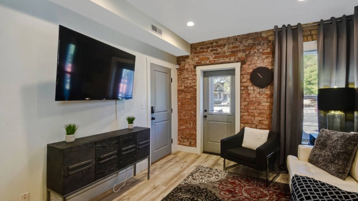Central City Apartment | ✨Stay Here✨5 Minutes Downtown✨Comfy Foam Beds✨W&D✨