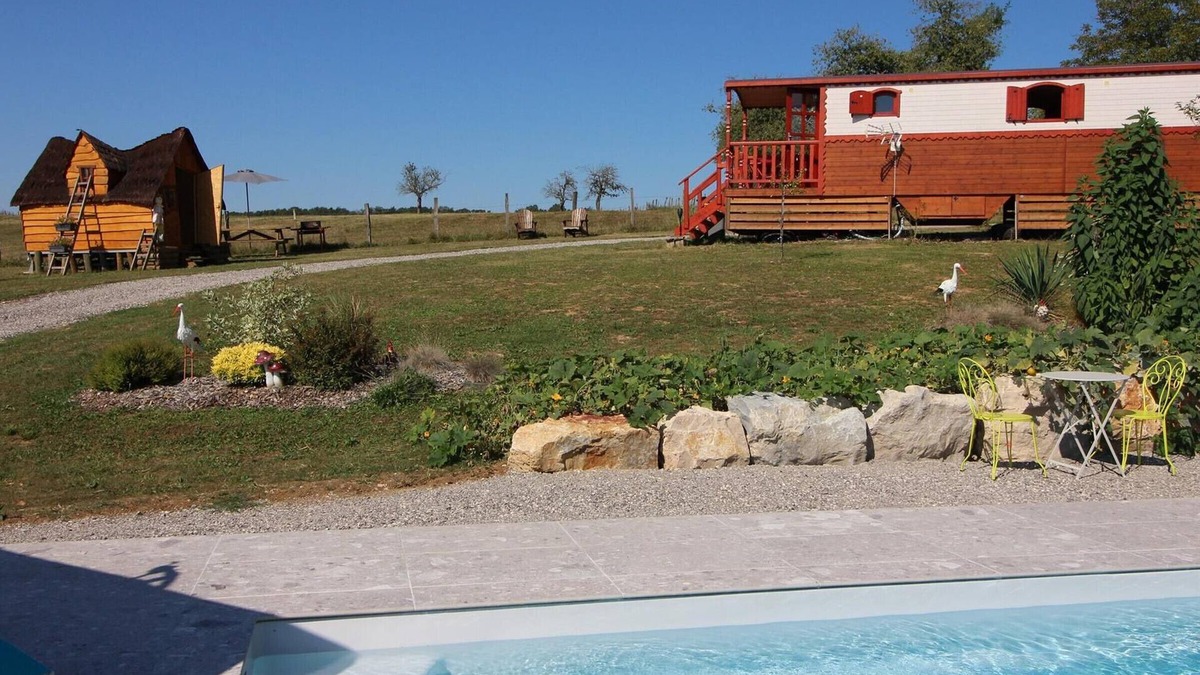 Vy-le-Ferroux Cottage | Stay in a caravan with pool and WiFi in Saône Valley