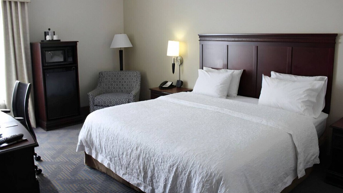 Elizabethtown House | Stay in a Stylish & Modern Room! Free Breakfast