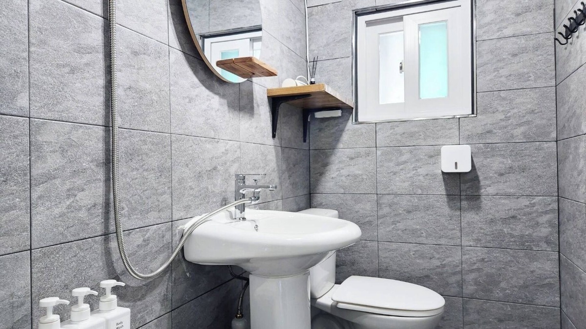 Sinchon-dong House | Stay in a sunny,clean,and spacious 5-bedroom house.