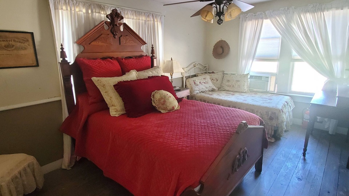 Warrenton Bed & Breakfast | Stay in Downtown Warrenton at the Warrenton Inn, We have it all!