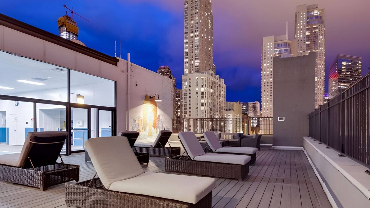 Downtown Chicago Hotel | Stay in Heart of Chicago | Rooftop Deck, Gym and Near Millennium Park