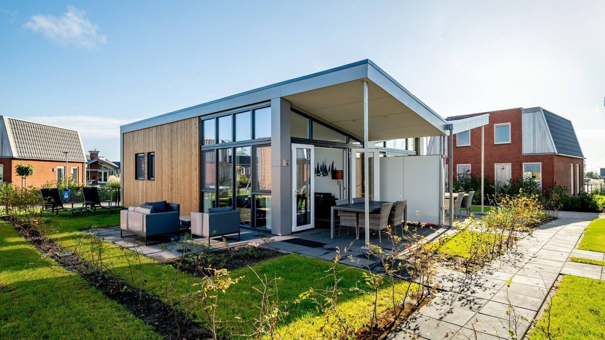 Akkrum House | Stay in our compact Knilles 2 luxury lodge with a sauna.