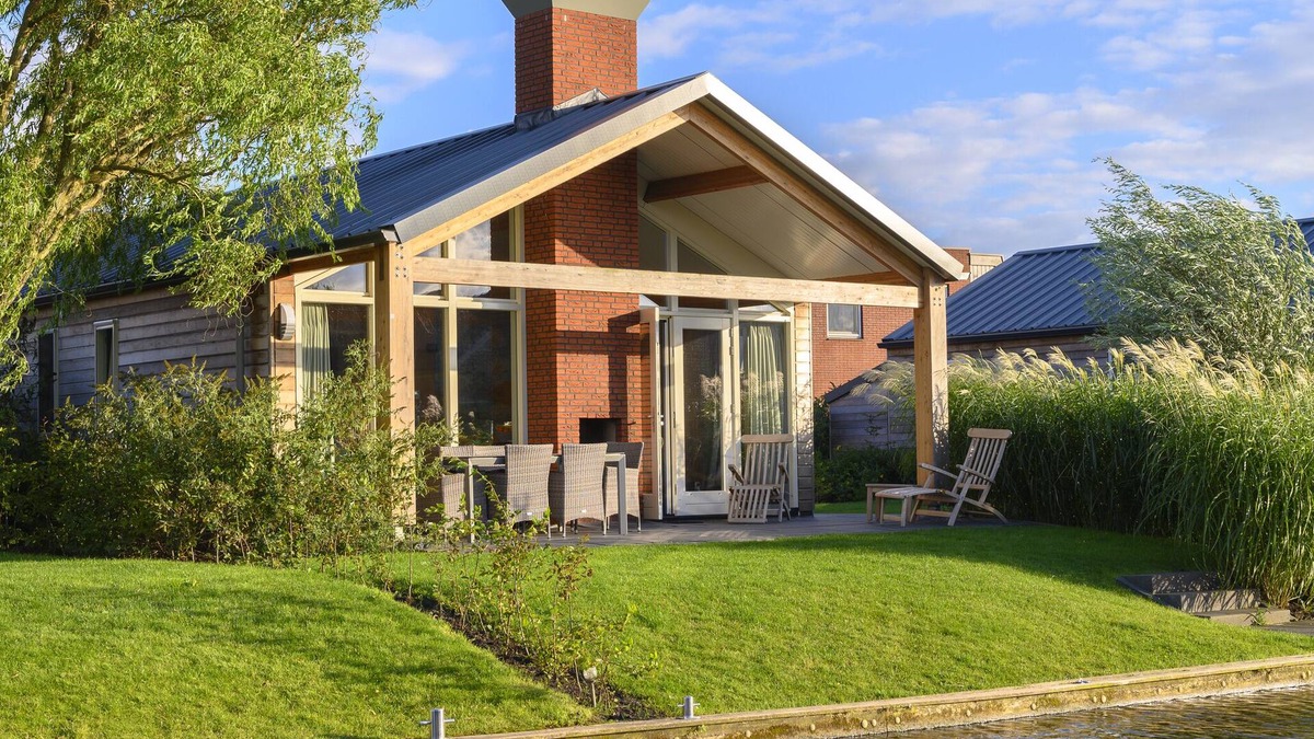 Akkrum House | Stay in our energy-neutral Eneva 6 bungalow with private jetty.