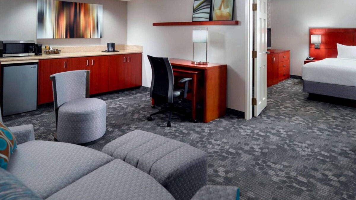 Home Park Hotel | Stay in Style at the Atlanta Hotel! 2 Modern Units, Seasonal Pool, Pet-friendly!