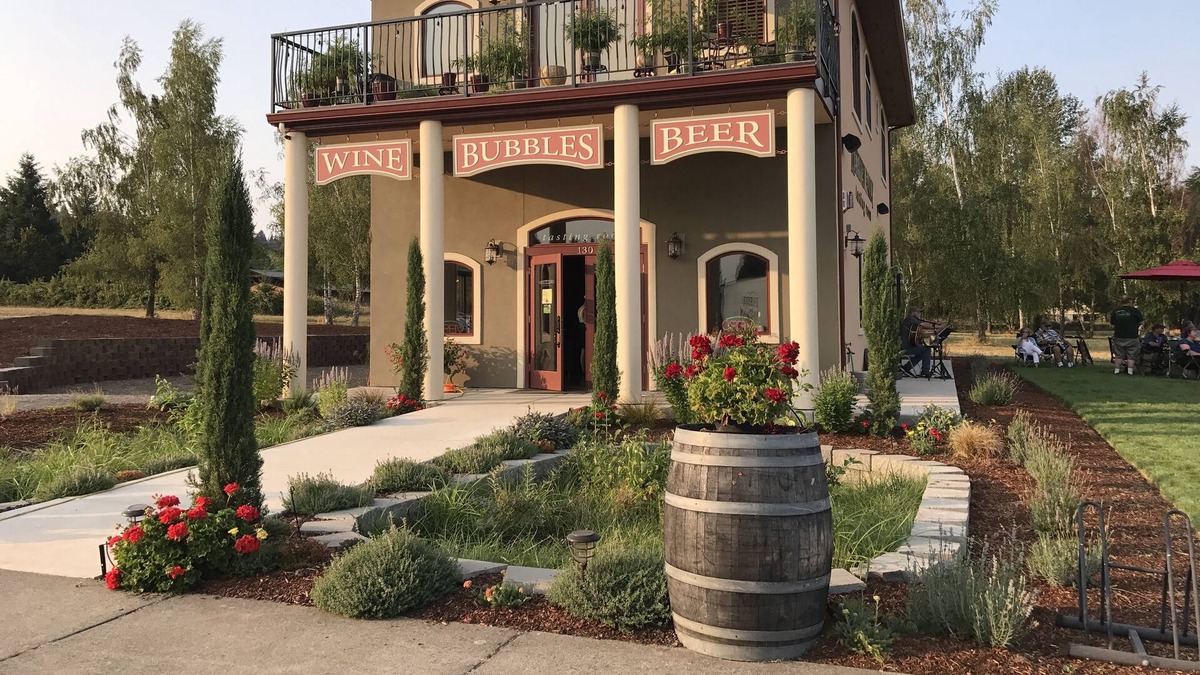 Dundee Condo | Stay In The Heart Of Wine Country.