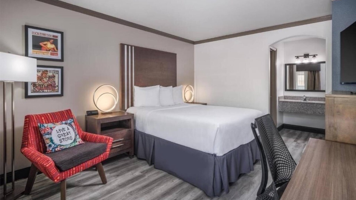 Greater South River City Hotel | Stay in Updated Elegance w/a Stylish Queen Room Near Local Hotspots