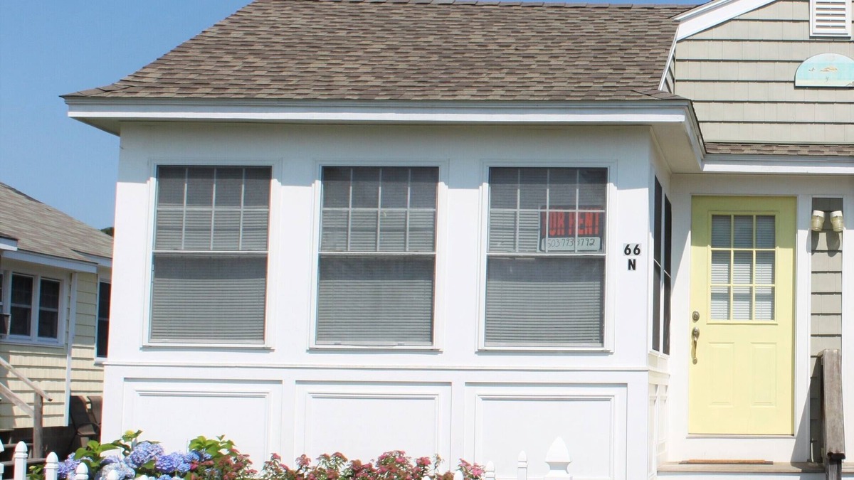 Old Lyme Cottage | Stay just steps away from a beautiful private beach in Old Lyme!