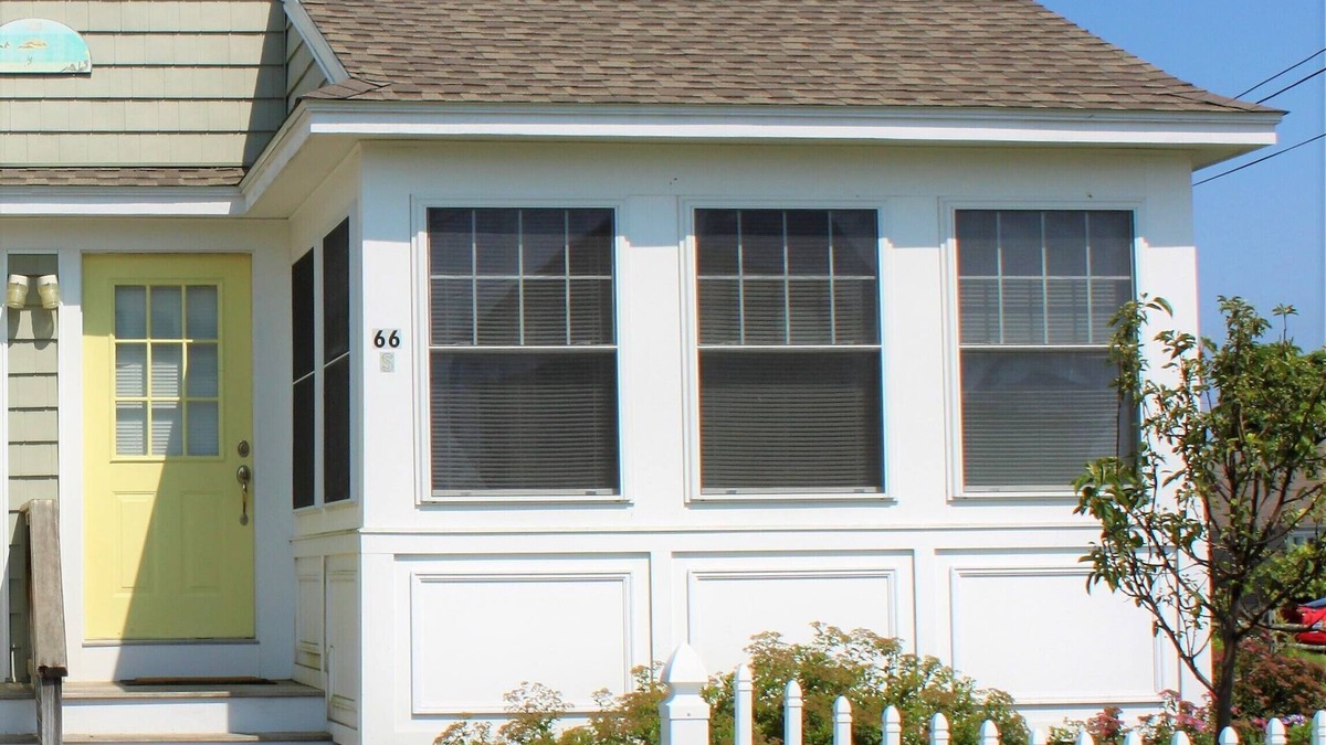 Old Lyme Cottage | Stay just steps away from a beautiful private beach in Old Lyme!