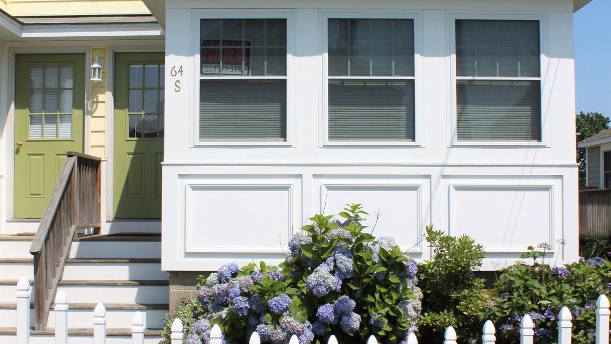 Old Lyme Cottage | Stay just steps away from a beautiful private beach in Old Lyme!