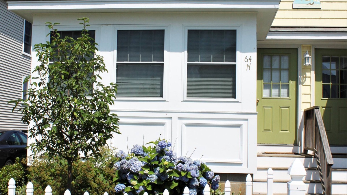 Old Lyme Cottage | Stay just steps away from a beautiful private beach in Old Lyme!