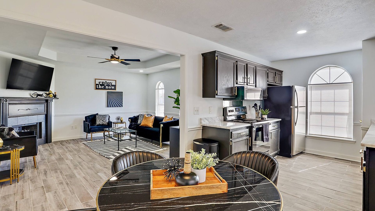 Pearl House | Stay Local - Gameroom near Amphitheater and Baseball