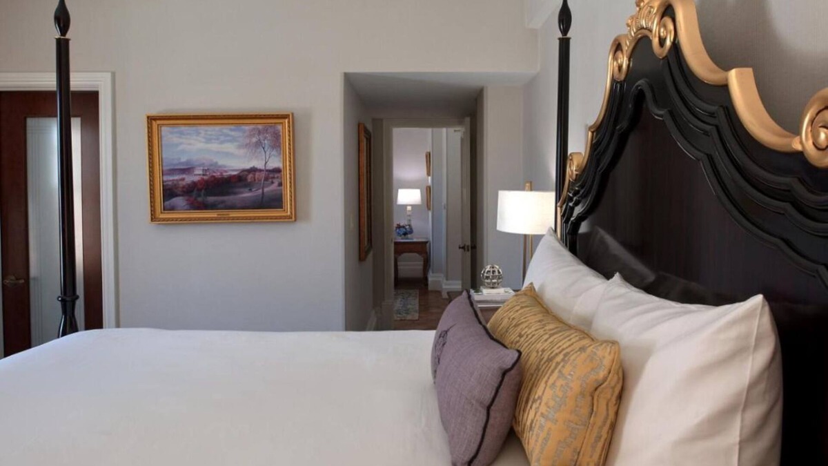 Historic Hill Apartment | Stay Minutes Away from Château-sur-Mer! Indoor Pool, Onsite Parking and Gym!