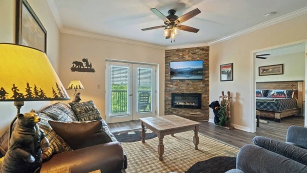 Pigeon Forge Condo | STAY NEAR THE STRIP, ONE MINUTE OFF PARKWAY WITH SENSATIONAL VIEWS.