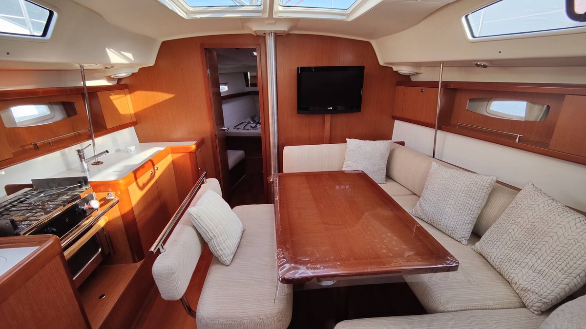 Historic District Boat Rental | Stay on a boat while in annapolis for the shows.